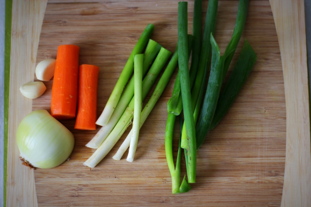 entdecken sie die gesundheitlichen vorteile und köstlichen aromen fermentierter gemüse. erfahren sie, wie sie einfach zu hause sauer eingelegtes gemüse herstellen können.
